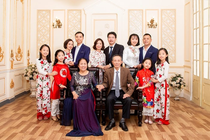 Ảnh đại gia đình đại diện cho sự sum họp đầy đủ