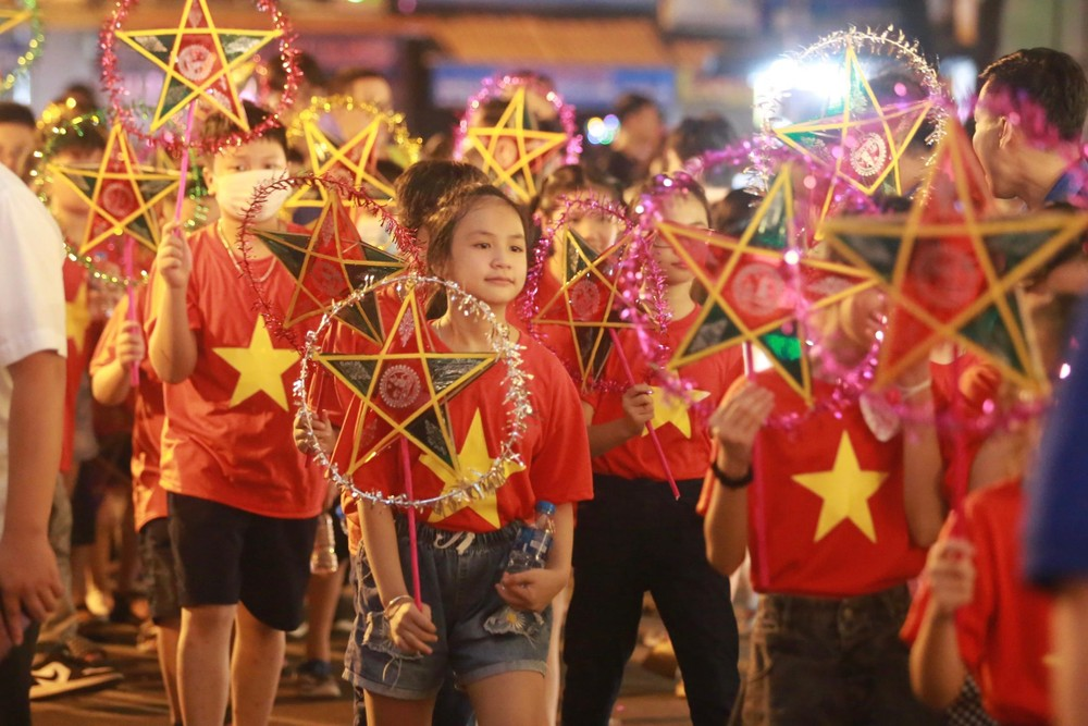 Bức ảnh rước đèn mang lại cảm giác sống động và đầy năng lượng.