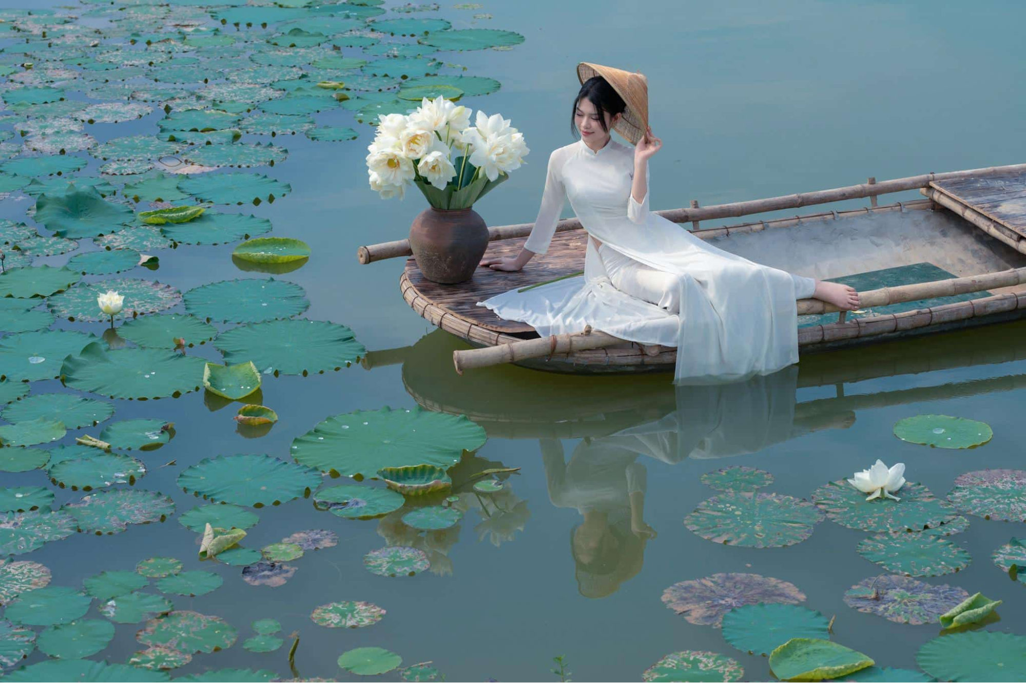 Áo dài thướt tha bên chiếc nón lá