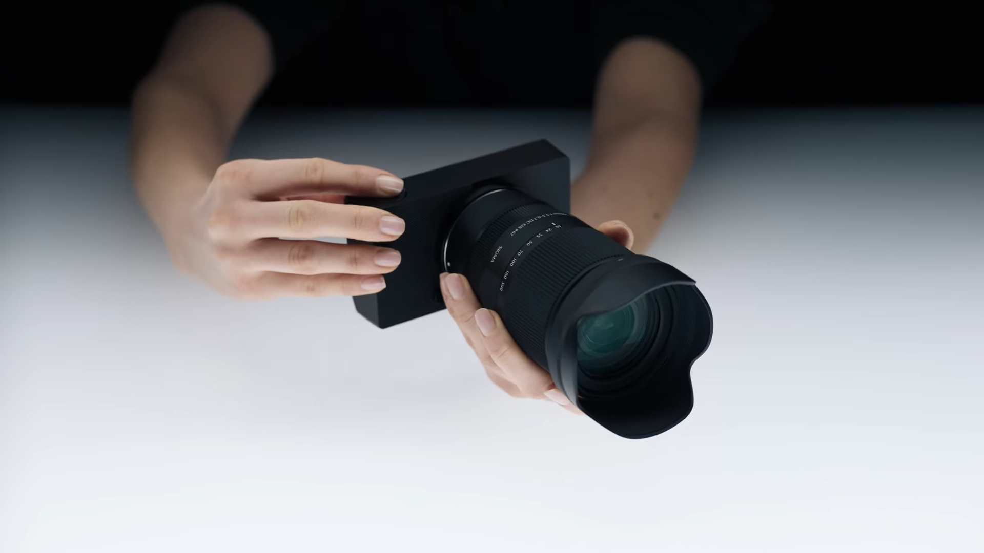 Sigma 16-300mm F3.5-6.7 DC OS sở hữu thiết kế gọn nhẹ kèm dải tiêu cự siêu rộng