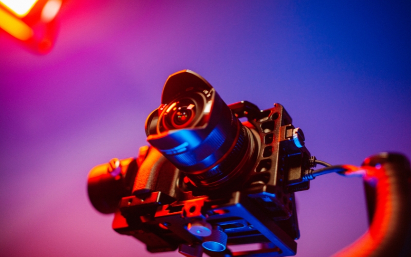 Có nên đầu tư vào ống kính cine