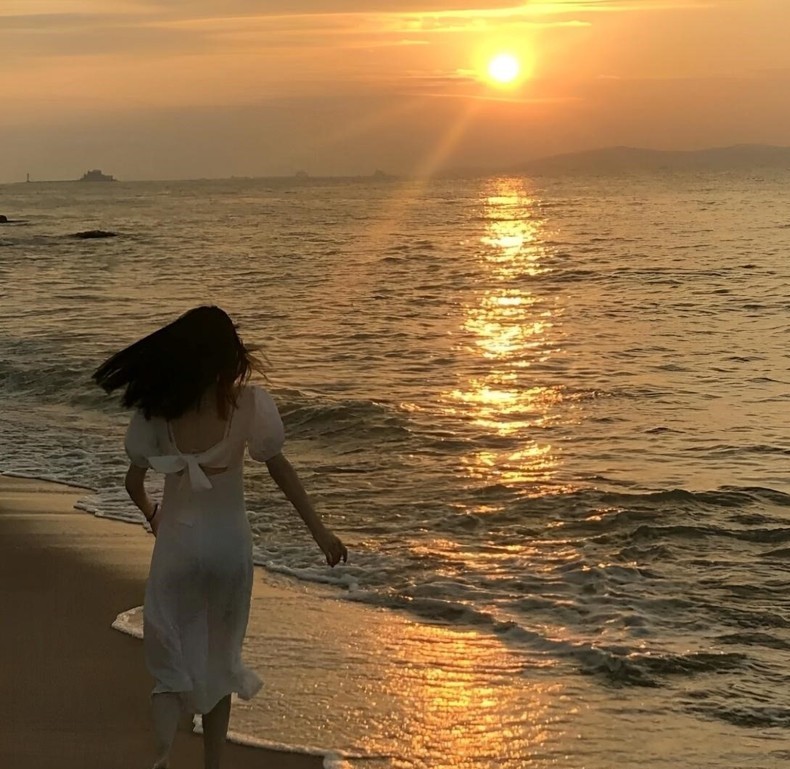 Tạo dáng chụp ảnh hoàng hôn đầy lãng mạn trên bãi biển