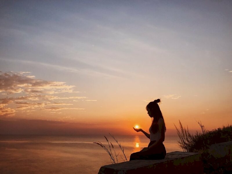 Tạo dáng chụp ảnh hoàng hôn phong cách deep feeling