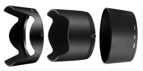 Lens hood có thể tháo rời hoặc cài trên ống kính khi không dùng đến