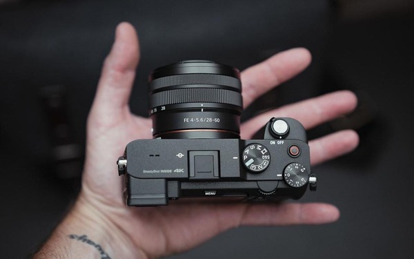 Mọi tính năng của Sony A7C gói gọn trong lòng bàn tay.