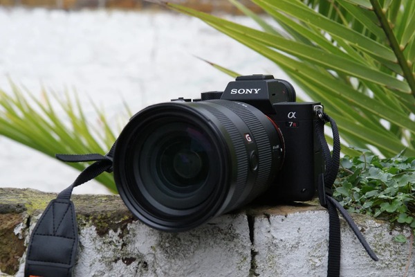 Sony A7R Mark IV được trang bị cảm biến CMOS 61MP, cho khả năng chụp ảnh và quay phim với độ phân giải cao, sắc nét. Nguồn: Trusted Reviews.