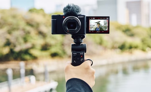 ZV-1 II là máy ảnh Vlog ổn định hình ảnh và mic tích hợp. Nguồn: SONY VIỆT NAM.