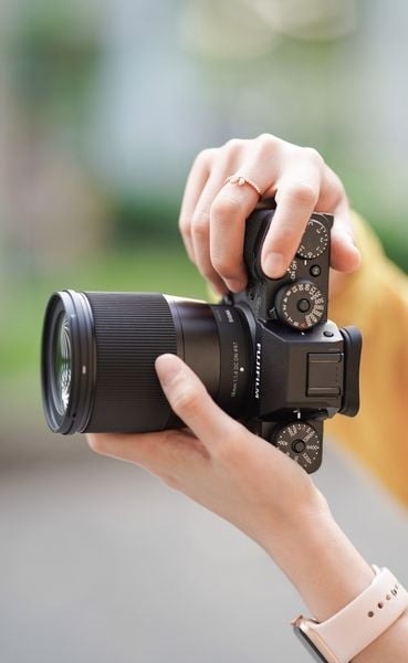 Ống kính Sigma 16 F1.4 nhẹ hơn dự kiến nhưng cầm vẫn rất chắc tay